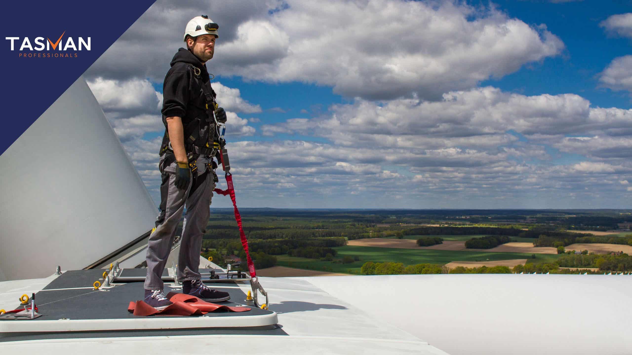 F-Wind-42-Man-boven-op-windmolen-1 recruiter noord-holland